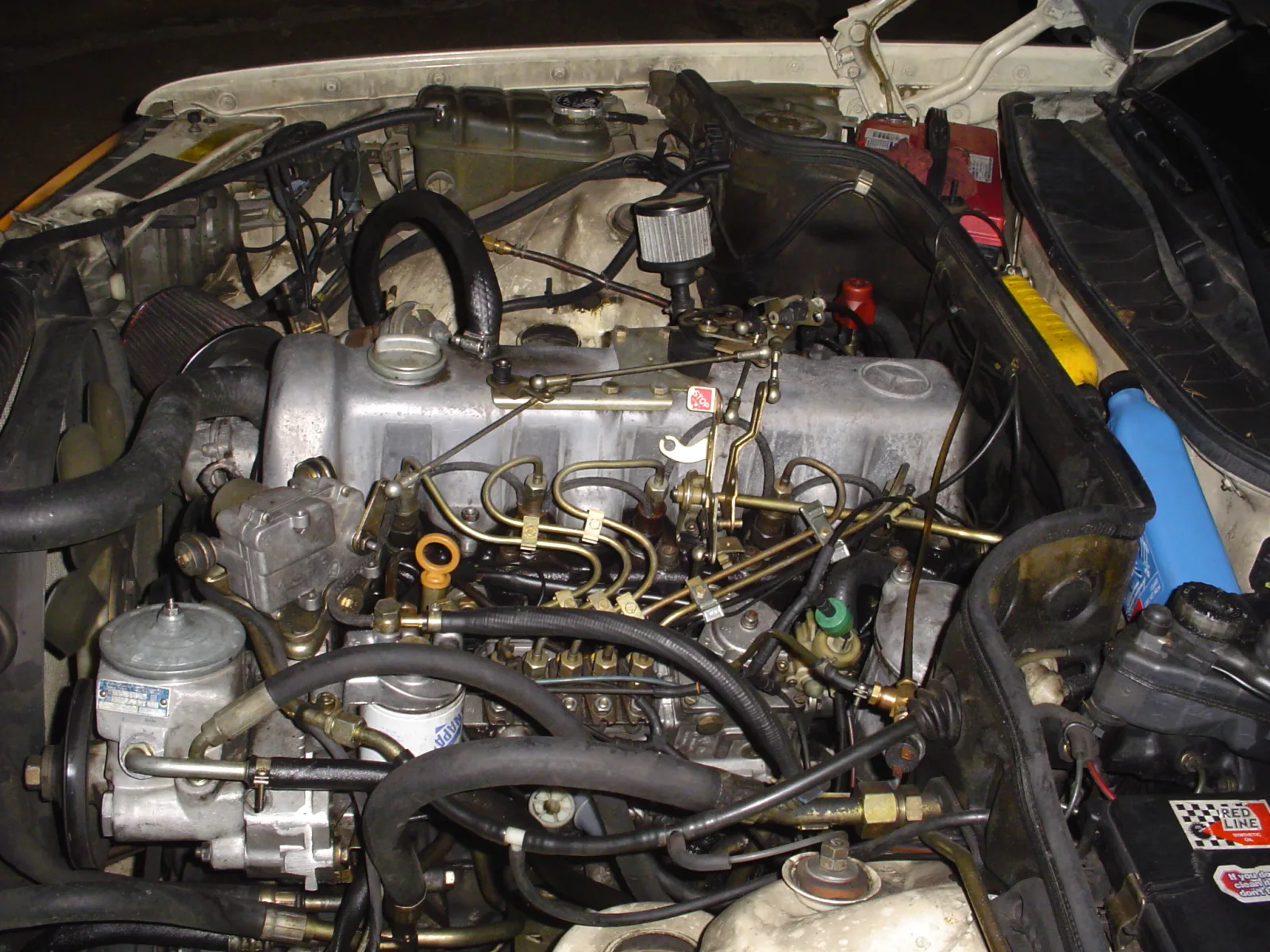 Mercedes-Benz OM617 soros öthengeres dízelmotor egy 300SD modellben