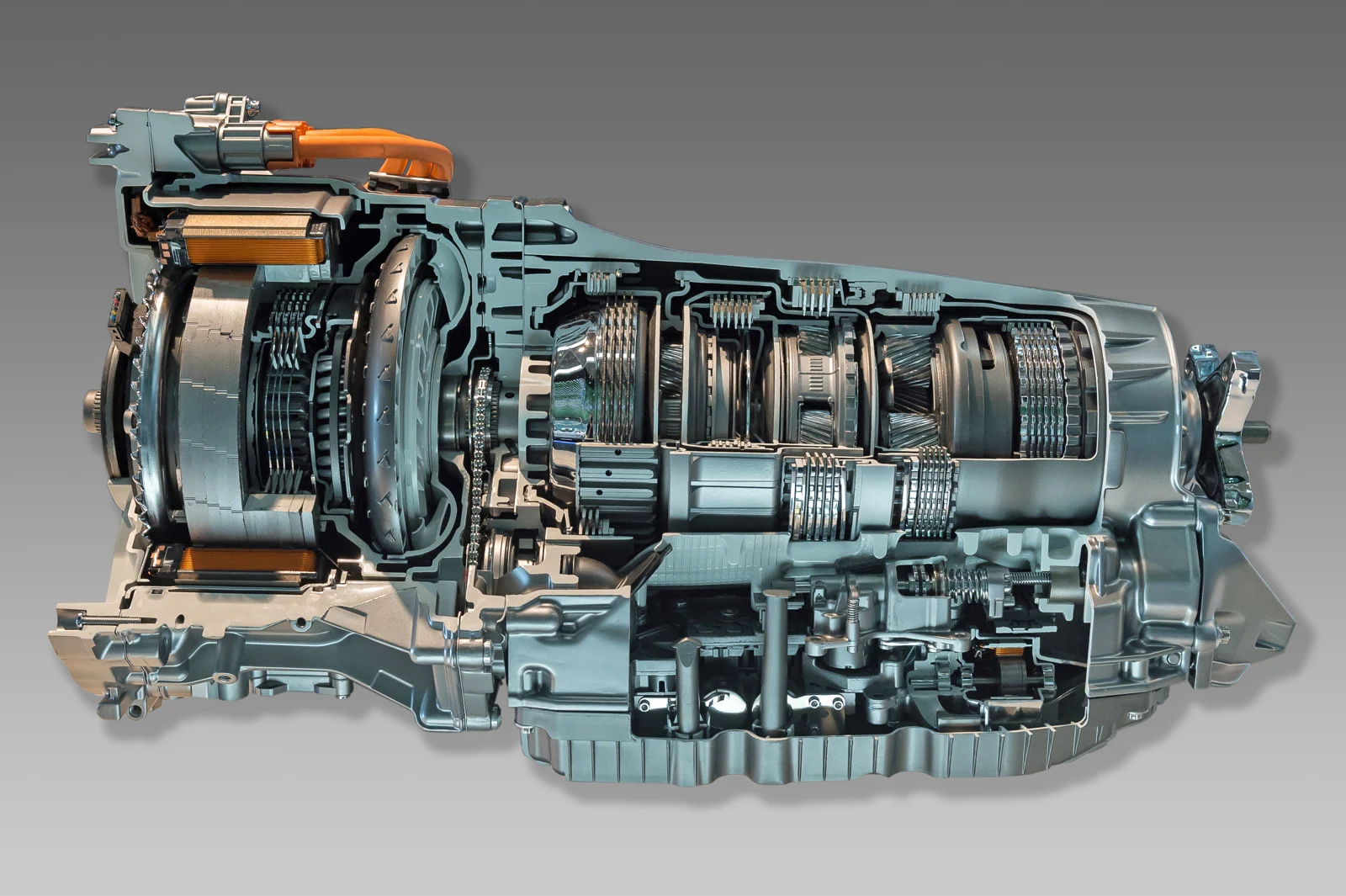 Mercedes-Benz 9G-Tronic hibrid automata váltó múzeumi metszete, látható belső szerkezettel