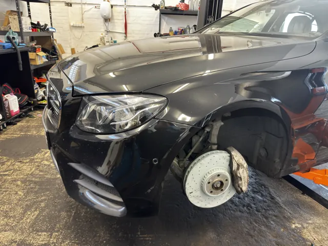 Mercedes-Benz fékrendszer javítása a dKRAFT Mercedes szerviz műhelyében