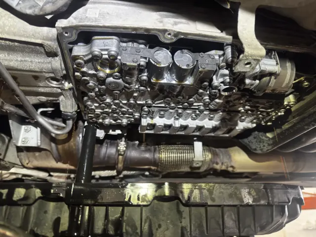 Dízelmotor munkapadon a dKRAFT Mercedes szerviz műhelyében