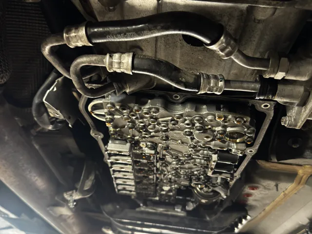 Kipufogó- és alvázoldal ellenőrzése a dKRAFT Mercedes szerviz műhelyében