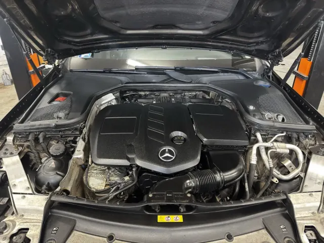 Mercedes dízel motortér vizsgálata a dKRAFT Mercedes szerviz műhelyében