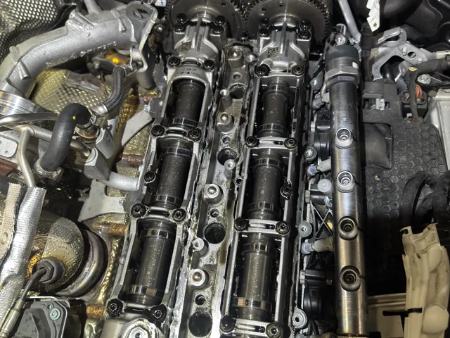 Feltárt vezérműtengelyek és vezérműkerekek a dKRAFT Mercedes szerviz műhelyében