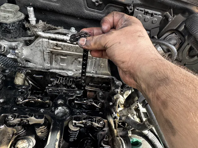 Szerelői ellenőrzés nyitott motorban a dKRAFT Mercedes szerviz műhelyében