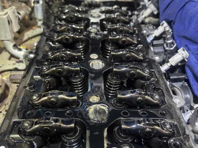 Motortér vizsgálata javítás előtt a dKRAFT Mercedes szerviz műhelyében