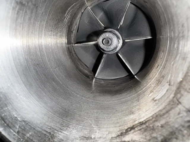 Turbófeltöltő állapotfelmérése a dKRAFT Mercedes szerviz műhelyében