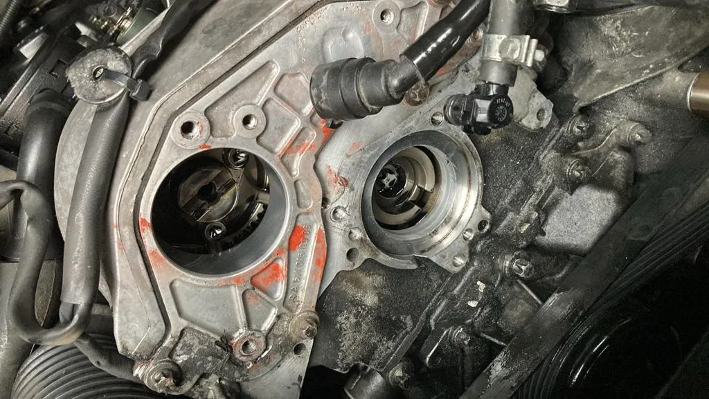 Az OM612 motor eleje megbontva, a segédberendezések kör alakú csatlakozási felületeivel